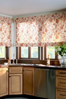 Бели и оранжеви римски завеси в кухнята