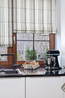 Елегантни раирани римски завеси в кухнята