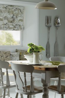 Плътни римски завеси с модел в кухнята