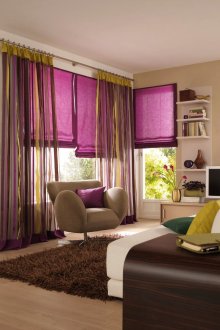Комбинация от розови римски завеси и многоцветни обикновени в интериора на хола