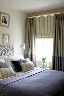 Комбинацията от обикновени и римски завеси в спалнята