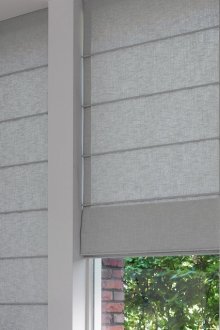 Красиви сиви римски завеси в спалнята