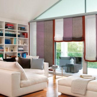 Многоцветни римски завеси във всекидневната