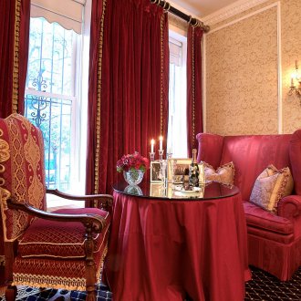 Красива дневна с бордо и златист цвят