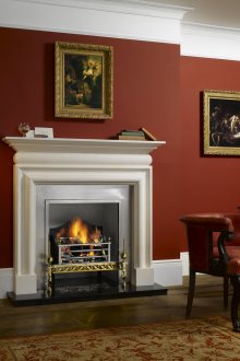 Бургундски цвят в интериора на хола с камина