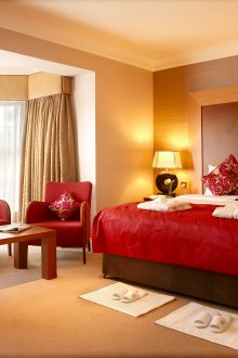 Комбинацията от бордо и бежово в спалнята