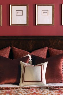 Бургундски стени и възглавници в спалнята