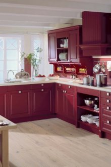 Просторна бордова кухня