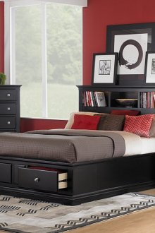 Бургундски стени и аксесоари за спалня