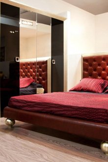 Кремави, златисти и бордо цветове в спалнята