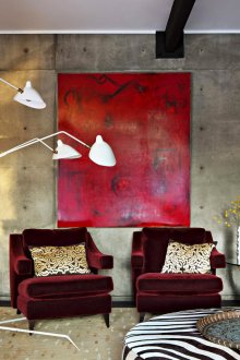 Сиво, бордо и други цветове в интериора на хола