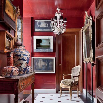 Маронови стени в коридора