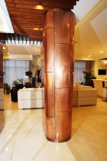 Медна колона във вътрешността