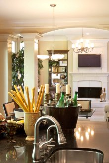 Колони за разделяне на зоните за дневна и кухня