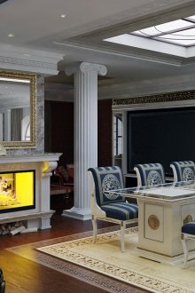 Стълбове в класически интериор с камина