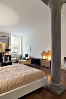 Сива колона в светъл интериор