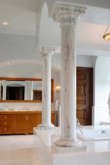 Каменни колони в банята