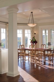 Бели колони за отделяне на трапезарията от други зони