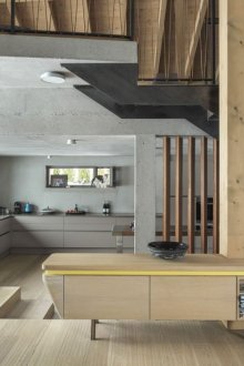 Дървени и бетонни колони в модерен интериор