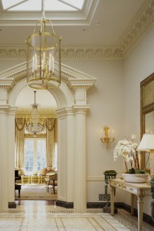 Класически колони в интериора