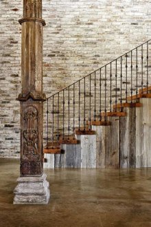 Декоративна колона от камък и резбовано дърво