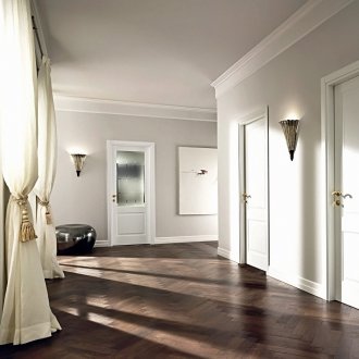 Бели люлеещи се врати в класически интериор