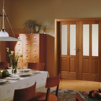 Двойни кафяви люлеещи се врати в интериора