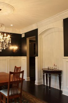 Покривки върху черно-бели стени