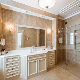 Таванни корнизи във вътрешността на банята