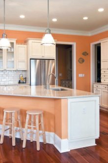 Прасковени стени и част от острова в кухнята