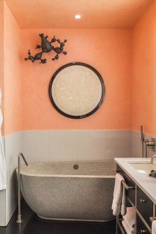 Част от стените, боядисани в праскова в банята