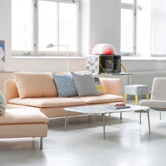 Прасковен диван и фотьойл в светъл интериор