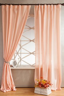 Красиви прасковени пердета в интериора