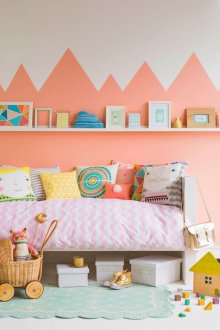 Детска стая с бели и прасковени стени