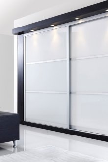 Гардероб за плъзгане в интериор на спалня