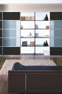 Черна фасада на вграден гардероб с прозрачни вложки