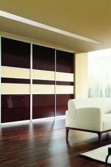 Вграден кремаво кафяв гардероб