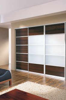 Кафяво и бяло облечен гардероб