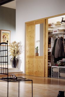 Красив дървен гардероб