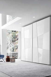 Голям гардероб с бял цвят