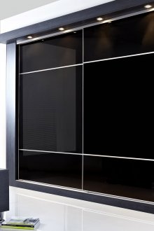 Черен вграден гардероб с осветление