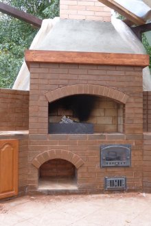 Просторен тухлен барбекю