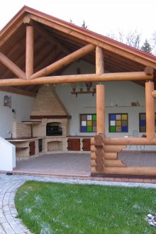 Фурна за барбекю в голяма покрита беседка