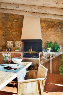 Барбекю и кът за хранене в беседката