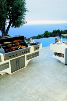 Голям барбекю грил на терасата