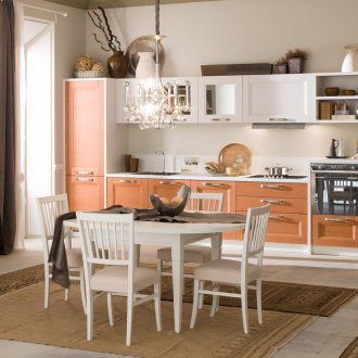 Бяла и оранжева кухня в винтидж стил с кафяви килими и завеси.