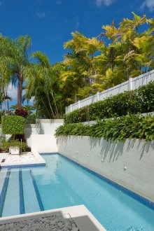 Дълъг басейн до оградата