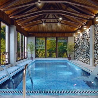 Басейн с водопад в селска къща