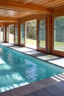 Дълъг закрит басейн