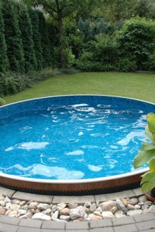 Малък кръгъл басейн на парцела